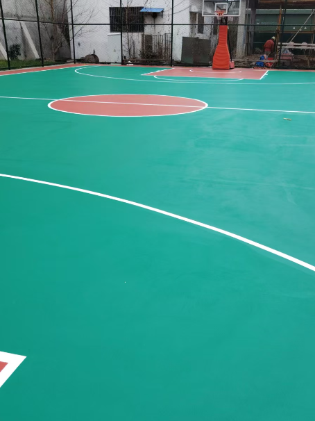 路南 球场长期使用易出现地面开裂